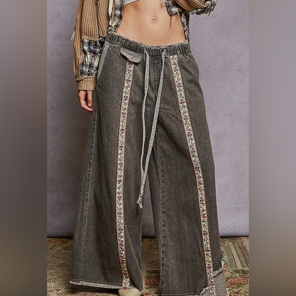 RESTOCKED POL Bestseller 2025 : Floral Trim Wide-Leg Pants